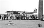 Erst 1957 wurde der Flughafen Köln/Bonn von den britischen Streitkräften in die zivile Verwaltung übergeben. Das Abfertigungsgebäude war ein einfacher Bau am westlichen Ende der Querwindbahn, dessen üppige Blumenbeete den Beinamen „Flower Airport“ bescherten. Nach der Fertigstellung der großen Bahn 1961, die eine Länge von 3815 m hatte, fanden die ersten Langstreckenflüge ab Köln/Bonn statt. Hier steht die legendäre Lockheed L 1049-C "Super-Constellation" auf dem Flugfeld. Sie war Nachfolgerin der der Baureihe 749-A (vgl. Bild-Nr. 29467) und war von 1953 bis 1961 im Einsatz. Sie war das letzte Propellerflugzeug im Atlantikverkehr und wurde durch die neue Generation der Intercontinental-Düsenjets abgelöst. Bis zu 106 Passagiere konnten in der L 1049-C mitfliegen, die Reichweite der 531 km/h schnellen Maschine betrug beachtliche 8.300 km. (1961) <i>Foto: Fischer</i>