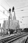 In luftiger Höhe werden die letzten Elektrifizierungsarbeiten am Kölner Hauptbahnhof beendet. Vor dem Dom steht die Koblenzer 01 092.  (04.1959) <i>Foto: Fischer</i>