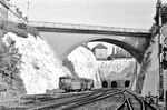 Ein 795 mit Beiwagen hat soeben den Rauenthaler Tunnel verlassen und fährt durch den gleichnamigen Betriebsbahnhof. Der Einschnitt wurde wegen der permanenten Steinschlaggefahr frisch mit Spritzbeton ausgekleidet.  (07.08.1972) <i>Foto: BD Wuppertal (Säuberlich)</i>