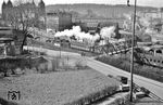 Der damals noch unverbaute Blick von der Distelbeck auf die historische Stadthalle am Johannisberg und einer aus dem Bahnhof Wuppertal-Elberfeld ausfahrenden pr. P 8. (18.03.1957) <i>Foto: BD Wuppertal (Säuberlich)</i>