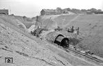 Zur Vorbereitung der Elektrifizierung wurden auf der Strecke Köln - Aachen etliche Tunnelbauwerke ganz oder teilweise aufgeschlitzt, so wie hier der Ichenberger Tunnel in Eschweiler. (1962) <i>Foto: Fischer</i>