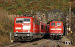 Schiebelok 151 032 wartet nach vollendeter Schiebeleistung am Schwarzkopftunnel die Vorbeifahrt des RB 58360 (Heigenbrücken - Aschaffenburg) mit 111 226 ab. (26.11.2015) <i>Foto: Joachim Bügel</i>
