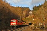 111 226 rollt mit dem aus PUmA-Wagen (PFA Weiden, Umbaukonzept mit Aluminiumaufbau) bestehenden RB 58362 (Heigenbrücken - Aschaffenburg) aus dem Schwarzkopftunnel. (26.11.2015) <i>Foto: Joachim Bügel</i>