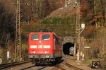 151 053 hat soeben GC 48971 (Kijfhoek - Herzogenburg) über die Spessartrampe geholfen, dessen letzter Wagen gerade im Schwarzkopftunnel verschwindet. (26.11.2015) <i>Foto: Joachim Bügel</i>