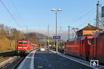 Während 111 226 mit RB 58384 (Gemünden - Aschaffenburg) am neuen Bahnsteig wartet, fahren 185 372 und 185 357 in den Bahnhof ein. (27.11.2015) <i>Foto: Joachim Bügel</i>