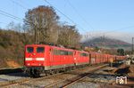 Mit vereinter Kraft schieben 151 053 und 151 032 den 3800t-Erzzug GM 47925 (Neuss - Linz Stahlwerke) aus dem Bahnhof Laufach. (27.11.2015) <i>Foto: Joachim Bügel</i>