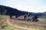 064 393-2 mit Nahgüterzug 16185 nach Eslarn zwischen Fahrenberg und Pleystein. (12.09.1973) <i>Foto: Peter Schiffer</i>