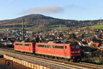 Die zurückkehrende Schiebeloks 151 032 und 151 053 in Laufach. (27.11.2015) <i>Foto: Joachim Bügel</i>
