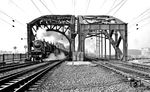 03 1060 (Bw Hagen-Eckesey) verlässt die Hohenzollernbrücke über den Rhein und fährt in den Bahnhof Köln-Deutz ein. (04.1960) <i>Foto: Fischer</i>