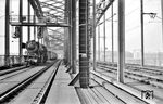 Der gleiche Zug mit 23 039 auf der Hohenzollernbrücke aus etwas anderer Perspektive.  (04.1960) <i>Foto: Fischer</i>