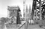 Im Zuge der bevorstehenden Elektrifizierung wurden die markanten Brückentürme der Hohenzollernbrücke abgerissen. (06.11.1956) <i>Foto: Fischer</i>