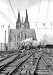 Während umfangreiche Gleisbauarbeiten im Vorfeld des Kölner Hauptbahnhofs stattfinden, warten dort zwei P10 und eine 01 auf die Ausfahrt nach Deutz. (1964) <i>Foto: Fischer</i>
