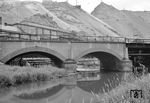 Die Siegbrücke in Niederschelden, die gleichzeitig die Landesgrenze zwischen Rheinland-Pfalz und Nordrhein-Westfalen darstellt. (1948) <i>Foto: Fischer</i>