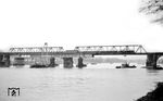 Nach Errichtung einer provisorischen Gitterkonstruktion wurde die Horchheimer Brücke in Koblenz am 16. Juni 1947 eingleisig wieder in Betrieb genommen. 1961 erhielt die Brücke ihre heutige Gestalt in Form einer modernen Balkenbrücke, die auf die alten Brückenpfeiler verschoben wurde. Während der Arbeiten lief der Betrieb weiter. Eine 01 überquert gerade den Rhein auf dem Weg vom Koblenzer Hauptbahnhof nach Oberlahnstein. (1960) <i>Foto: Slg. Eisenbahnstiftung</i>