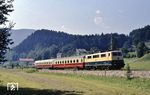 Mit einem Reisebürosonderzug aus Dortmund ist 111 080 auf der Bahnstrecke Traunstein – Ruhpolding bei Eisenärzt unterwegs. (01.09.1979) <i>Foto: Peter Schiffer</i>