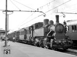 Die 1'C Tenderlok FS 880.005 mit einem Personenzug im Bahnhof Novara in der italienischen Region Piemont. (30.08.1972) <i>Foto: Johannes Glöckner</i>