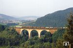 Über das Viadukt bei Jossa fährt eine türkis/beige 140 nordwärts. (06.08.1981) <i>Foto: Joachim Bügel</i>