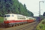 Am Drasenberg bei Schlüchtern legt sich 103 227 mit IC 180 "Karwendel" (Innsbruck - Hamburg-Altona) in die Kurve. (07.08.1981) <i>Foto: Joachim Bügel</i>