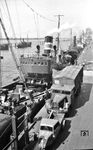 Ein Vorkriegs-Lkw und ein Tempo-Dreirad am Altonaer Hafenkai. Der Trawler wird gerade über eine Rutsche vom Lkw eines Schiffsausrüsters beladen. (10.1951) <i>Foto: Walter Hollnagel</i>