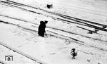 Ein einsamer Eisenbahner beim Weichenfreihalten im tiefverschneiten Bahnhof Jünkerath. (01.1945) <i>Foto: Walter Hollnagel</i>
