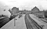 74 1318 mit einer originalen LBE-Zugkomposition im Bahnhof Hamburg-Harburg. Einer der seltenen Fotodokumente, auf dem zu erkennen ist, dass der Zug als geschobener Wendezug unterwegs ist. (30.04.1948) <i>Foto: Walter Hollnagel</i>
