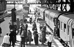 Bahnsteigzene in Lübeck Hbf, vermutlich am F 211/212 am "Italien-Skandinavien-Expreß". (06.07.1957) <i>Foto: Walter Hollnagel</i>