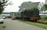 Anlässlich einer Feuerwehrübung weilte 236 215 auf der Hafenbahn in Holzminden. (08.06.1974) <i>Foto: Prof. Dr. Willi Hager</i>