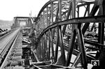 Wiederherstellung der Moselbrücke zwischen Koblenz Hbf und -Lützel nach ihrer Sprengung durch deutsche Truppen im März 1945. (1947) <i>Foto: Fischer</i>