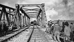 Brückenbelastungsprobe auf einer wiederhergestellten Brücke an einem nicht näher bezeichneten Ort. (1947) <i>Foto: Fischer</i>