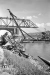 Wiederaufbau der Horchheimer Brücke über den Rhein zwischen Koblenz-Oberwerth und Horchheim. Sie verbindet die linke mit der rechten Rheinstrecke. (1947) <i>Foto: Fischer</i>