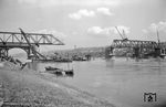 Einschub des neuen Brückenüberbaus an der Horchheimer Brücke in Koblenz. (1947) <i>Foto: Fischer</i>