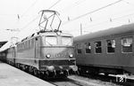 E 10 121 mit einem der ersten elektrisch bespannten Züge in Koblenz Hbf. Sie hatte auch die Ehre, anlässlich der Eröffnung des elektrischen Zugbetriebs auf der linksrheinischen Strecke Remagen - Koblenz - Ludwigshafen den Zug mit den Festgästen zu befördern (vgl. Bild-Nr. 21713). (1958) <i>Foto: Fischer</i>