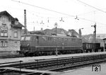 Die Würzburger E 50 025 (Inbetriebnahme am 10.12.1957) fährt mit einem Güterzug durch Veitshöchheim nahe Würzburg. (1959) <i>Foto: Robin Fell</i>