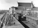 Soldaten eines Truppentransports bereiten sich auf die Weiterfahrt im Bahnhof Brest-Litowsk vor. Der Bahnhof war im Zweiten Weltkrieg Grenzbahnhof zwischen "Generalgouvernement" und "Ostland", heute zwischen Polen und Weißrußland. (1942) <i>Foto: Ittenbach (RVM)</i>
