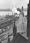 Blick vom Dom auf eine Vorkriegszene mit einem ausfahrenden Dampfzug zur Hohenzollernbrücke. (1934) <i>Foto: Theo Felten</i>