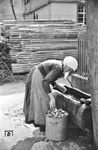 Kartoffelwäsche im Brunnen. (1934) <i>Foto: Theo Felten</i>