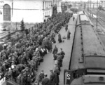 Und wieder Brest-Litowsk: Soldaten eines Truppentransports bereiten sich auf die Weiterfahrt zur russischen Front vor. (1942) <i>Foto: Ittenbach (RVM)</i>
