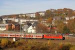 Etwas überraschend tauchten im Herbst 2015 Bn-Wagen auch auf der Regional-Expresslinie 4 auf, wie hier bei RE 10413 nach Dortmund mit 111 150 in Wuppertal-Barmen. (02.11.2015) <i>Foto: Wolfgang Bügel</i>
