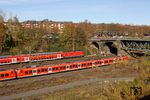 Letztmalig gelang es beide Zuggarnituren von DB-Regio NRW auf ein Bild zu bekommen: Vorne fährt 425 035 als RB 27716 auf dem Güterumfahrungsgleis nach Wuppertal-Vohwinkel ein, während dahinter 112 164 den RE 26121 nach Krefeld schiebt. (03.11.2015) <i>Foto: Wolfgang Bügel</i>