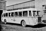 1909 gründete die Bremer Straßenbahn AG die Studiengesellschaft für Vorortbahnen GmbH, die ab 1914 die Bremer Vorortbahnen GmbH (BVG) hieß. Diese sollte prüfen, wie die Bremer "Vororte" sinnvoll und wirtschaftlich an den öffentlichen Nahverkehr erschlossen werden konnten. 1924 stellte die BVG einen Sammelantrag auf Genehmigung von Omnibuslinien. Im gleichen Jahr lieferte die Industrie das erste Fahrzeug und am 21. Oktober 1924 ging die erste Omnibuslinie in Betrieb (Horn - Oberneuland). Das Omnibusnetz wurde ständig erweitert, jedoch blieben die Beförderungsleistungen im Vergleich zu den Straßenbahnlinien der Bremer Straßenbahn AG hinter den Erwartungen zurück.  (1928) <i>Foto: Werkfoto</i>