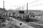 Grenzüberschreitender Nahverkehr mit der ÖBB 1089.01 und einem Personenzug in Richtung Wels (A) an der Innbrücke in Passau. (04.05.1962) <i>Foto: Walter Hollnagel</i>