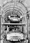 Blick in das Innere des Autotransportwagens Typ MPw4ümg-56 oder -57, der im Autoreisezug "Komet" ab 1956 den Nachfolgebetrieb des gleichnamigen DSG-Nachtzugtriebwagens übernahm. Der "Komet" war der erste Autoreisezug der DB und verkehrte ab Sommerfahrplan 1956 über Nacht zwischen Hamburg-Altona und Chiasso (CH). Oben steht übrigens ein "Simca", unten ein "Opel Kapitän". (1958) <i>Foto: Walter Hollnagel</i>