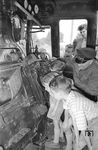 Welcher Junge wollte damals nicht Lokführer werden? Offenbar faszinierte auch schon die Feuerbüchse der kalten 62 003 in Köln-Deutz. (1957) <i>Foto: Fischer</i>