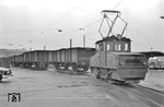 Seit 1960 begann die Umstellung der Bahn auf Lkw. Die endgültige Einstellung des Schienenverkehrs erfolgte am 30. Juni 1965, wobei die Konzession der Bahn 1967 ohnenhin abgelaufen wäre. (1956) <i>Foto: Fischer</i>