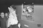 Noch etwas skeptisch schauen die kleinen Reisenden auf den bärtigen Mann. (06.12.1955) <i>Foto: Fischer</i>