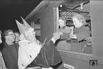 Artig wird dem Nikolaus noch die Hand gegeben. (06.12.1955) <i>Foto: Fischer</i>