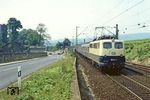110 163 (Bw Frankfurt) mit E 2425 auf der rechten Rheinstrecke bei Hattenheim auf dem Weg nach Eltville. (13.08.1981) <i>Foto: Joachim Bügel</i>