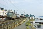 An der Rheinpromenade in Rüdesheim fährt 140 596 mit einem Güterzug nordwärts. (13.08.1981) <i>Foto: Joachim Bügel</i>