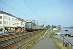 Jeder Zug eine andere Baureihe, da machte das Fotografieren noch Spaß: In Rüdesheim ist 141 093 mit N 7030 unterwegs. (13.08.1981) <i>Foto: Joachim Bügel</i>