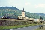 140 066 vom Bw Offenburg vor einem Schnellgüterzug auf der rechten Rheinstrecke bei Lorch. (13.08.1981) <i>Foto: Joachim Bügel</i>